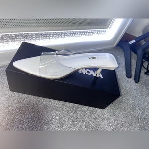 Brand new small sandal heel. From fashion nova Color White and clear.